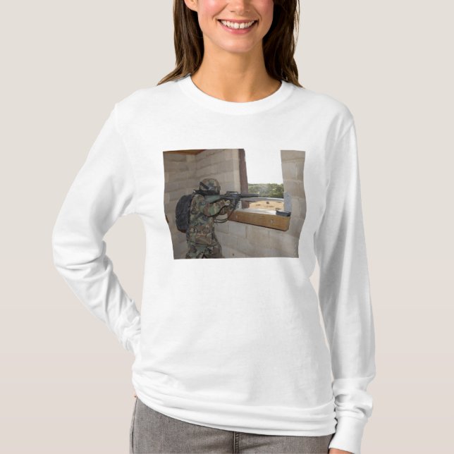 Ein Soldat agiert als Oppositionstruppe T-Shirt (Vorderseite)