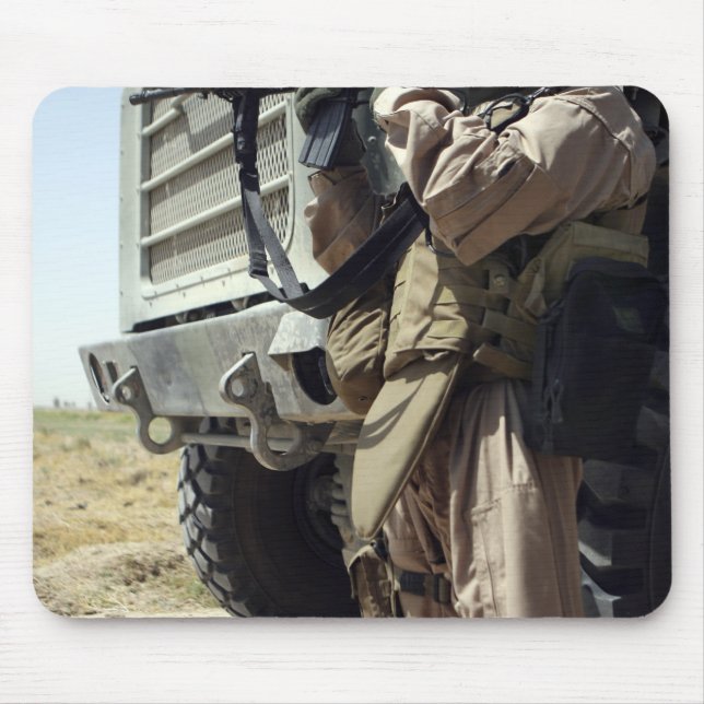 Ein Soldat bietet Sicherheit für Marines Mousepad (Vorne)