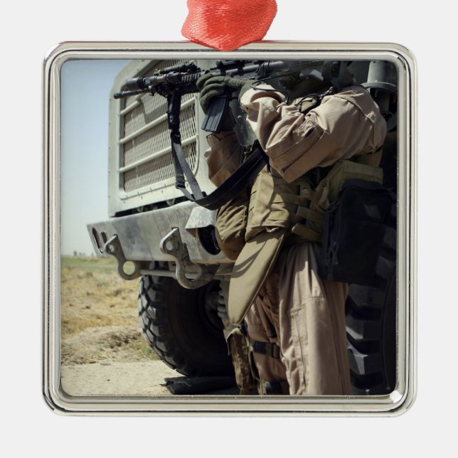 Ein Soldat bietet Sicherheit für Marines Silbernes Ornament (Vorne)