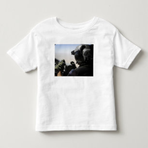 Ein Soldat bietet Sicherheit Kleinkind T-shirt