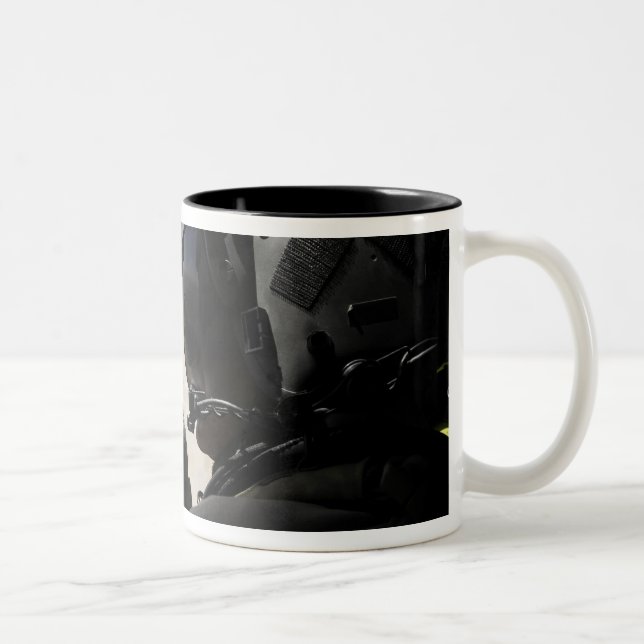 Ein Soldat bietet Sicherheit Zweifarbige Tasse (Rechts)
