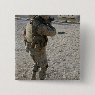 Ein Soldat engagiert sich sein Ziel auf einem Button