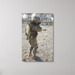 Ein Soldat engagiert sich sein Ziel auf einem Leinwanddruck