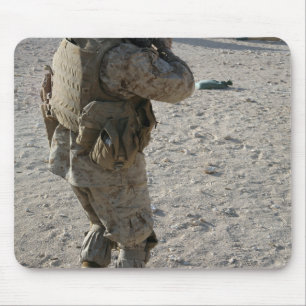 Ein Soldat engagiert sich sein Ziel auf einem Mousepad