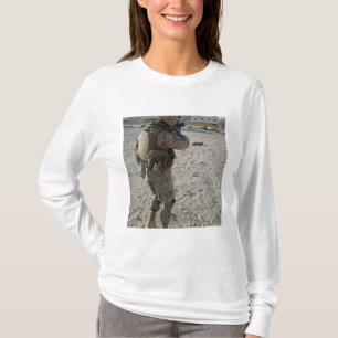 Ein Soldat engagiert sich sein Ziel auf einem T-Shirt