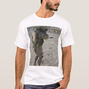 Ein Soldat engagiert sich sein Ziel auf einem T-Shirt