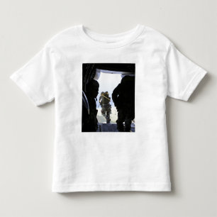 Ein Soldat führt einen Sprung mit statischer Linie Kleinkind T-shirt