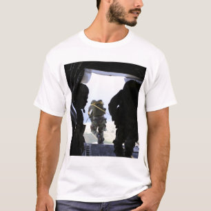 Ein Soldat führt einen Sprung mit statischer Linie T-Shirt