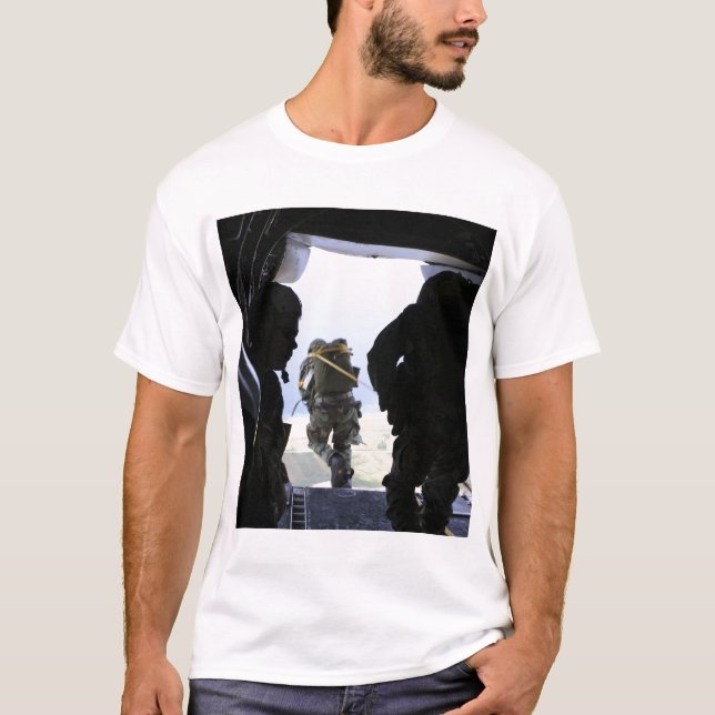 Ein Soldat führt einen Sprung mit statischer Linie T-Shirt (Vorderseite)