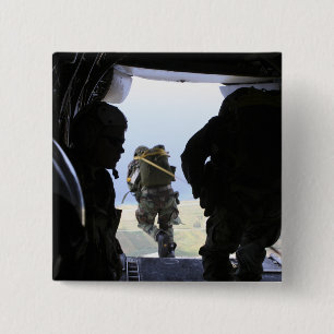 Ein Soldat führt einen StatischLinesprung durch Button