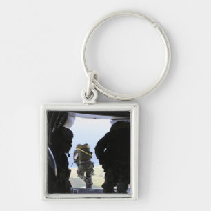 Ein Soldat führt einen StatischLinesprung durch Schlüsselanhänger