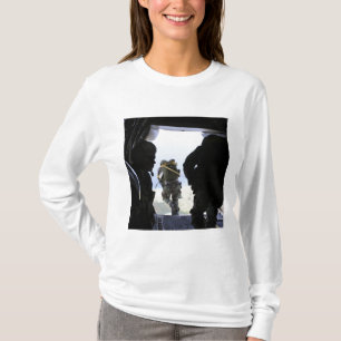 Ein Soldat führt einen StatischLinesprung durch T-Shirt