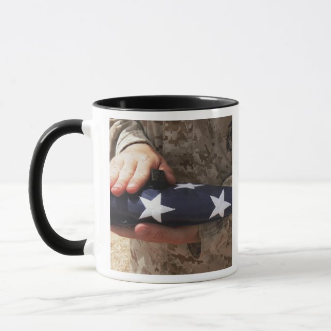 Ein Soldat hält die Flagge der Vereinigten Staaten Tasse (Links)