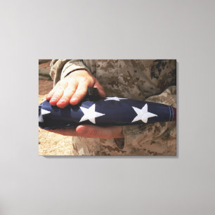 Ein Soldat hält die Staat-Flagge Leinwanddruck