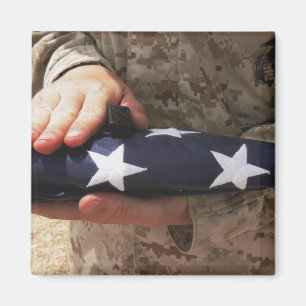 Ein Soldat hält die Staat-Flagge Magnet