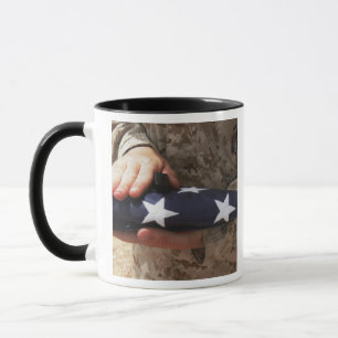 Ein Soldat hält die Staat-Flagge Tasse