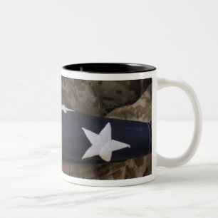 Ein Soldat hält die Staat-Flagge Zweifarbige Tasse