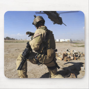 Ein Soldat leitet Sicherheit für ein HH-60 Mousepad