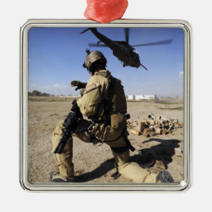 Ein Soldat leitet Sicherheit für ein HH-60 Silbernes Ornament