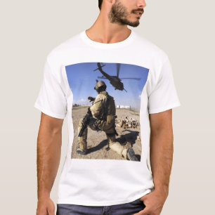 Ein Soldat leitet Sicherheit für ein HH-60 T-Shirt
