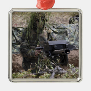 Ein Soldat mit Granatwerfer MK-19 Ornament Aus Metall