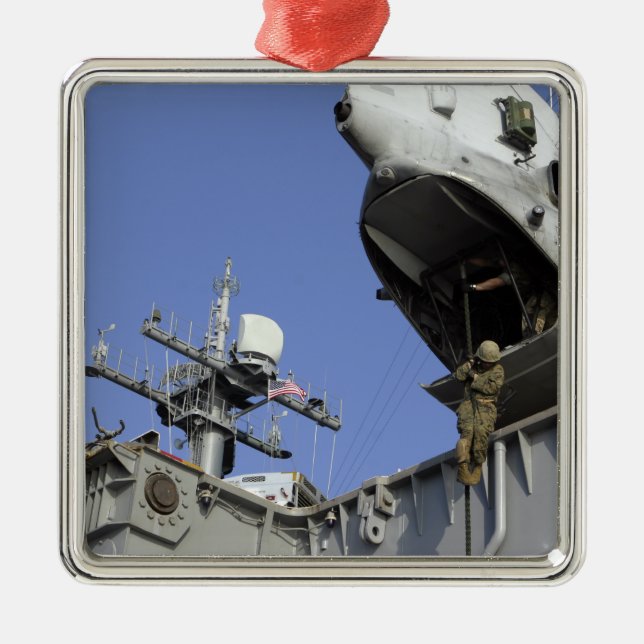 Ein Soldat mit schnellen Seilen Ornament Aus Metall (Vorne)