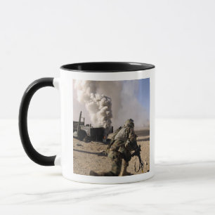 Ein Soldat reagiert zu kontrollierte explos Tasse