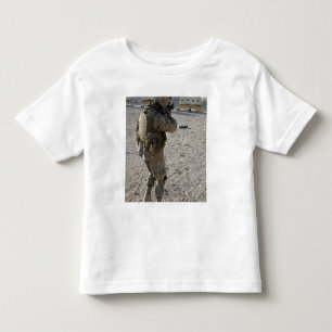 Ein Soldat stellt sein Ziel auf einen Schießstand Kleinkind T-shirt