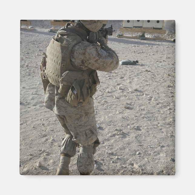 Ein Soldat stellt sein Ziel auf einen Schießstand Magnet (Vorne)
