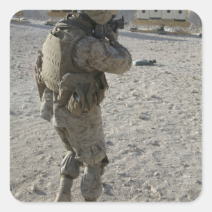 Ein Soldat stellt sein Ziel auf einen Schießstand Quadratischer Aufkleber