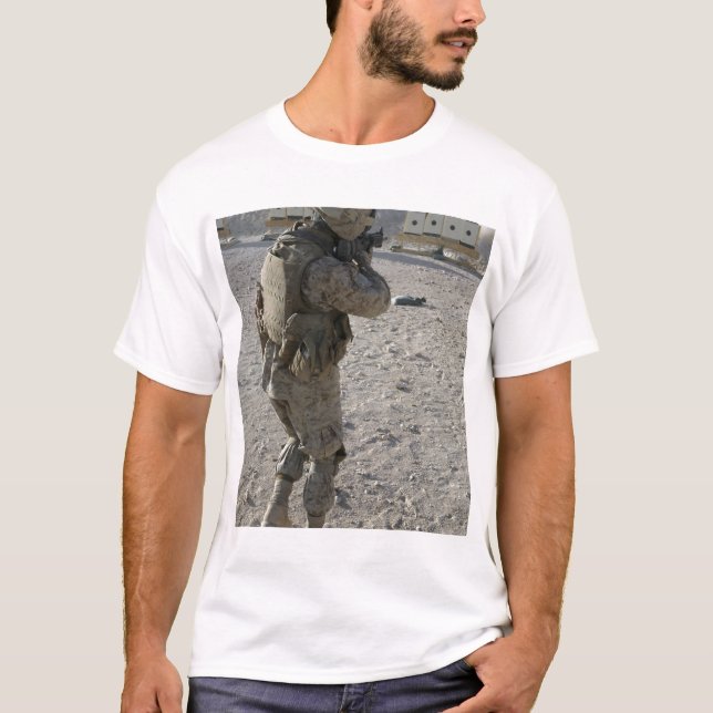 Ein Soldat stellt sein Ziel auf einen Schießstand T-Shirt (Vorderseite)