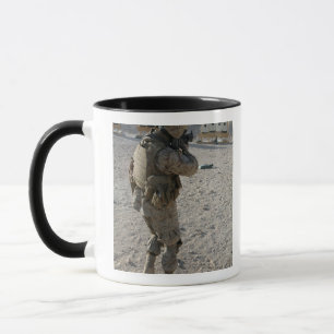 Ein Soldat stellt sein Ziel auf einen Schießstand Tasse