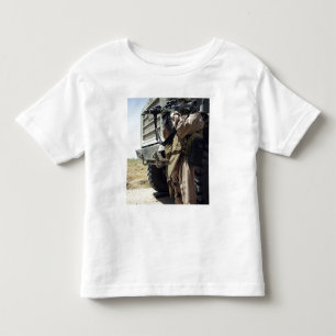 Ein Soldat stellt Sicherheit für Marinesoldaten Kleinkind T-shirt