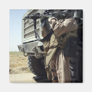Ein Soldat stellt Sicherheit für Marinesoldaten Magnet