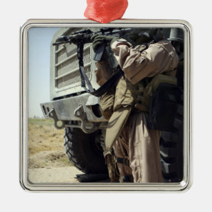 Ein Soldat stellt Sicherheit für Marinesoldaten Silbernes Ornament