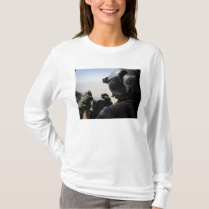 Ein Soldat stellt Sicherheit zur Verfügung T-Shirt