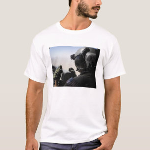 Ein Soldat stellt Sicherheit zur Verfügung T-Shirt