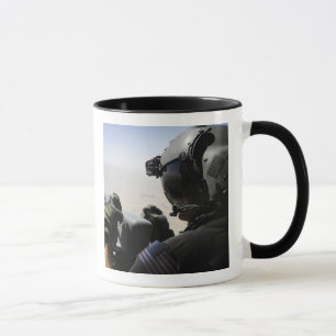 Ein Soldat stellt Sicherheit zur Verfügung Tasse