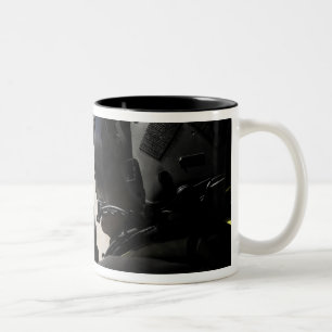 Ein Soldat stellt Sicherheit zur Verfügung Zweifarbige Tasse