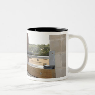 Ein Soldat tritt als eine Oppositionskraft auf Zweifarbige Tasse