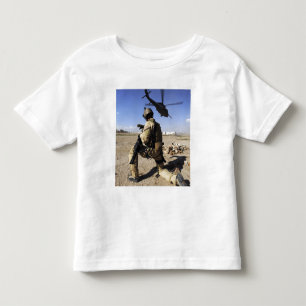 Ein Soldat übernimmt die Sicherheit für einen HH-6 Kleinkind T-shirt