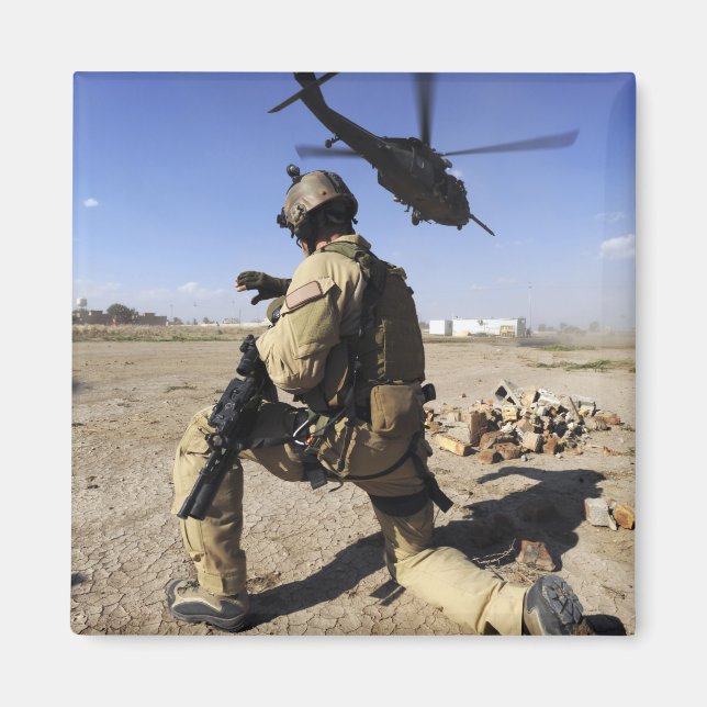 Ein Soldat übernimmt die Sicherheit für einen HH-6 Magnet (Vorne)