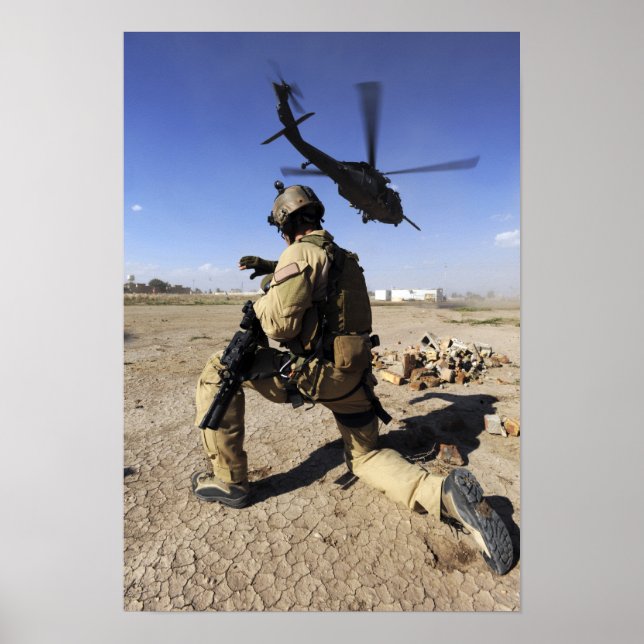 Ein Soldat übernimmt die Sicherheit für einen HH-6 Poster (Vorne)