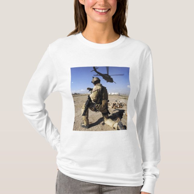 Ein Soldat übernimmt die Sicherheit für einen HH-6 T-Shirt (Vorderseite)