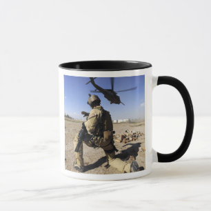 Ein Soldat übernimmt die Sicherheit für einen HH-6 Tasse