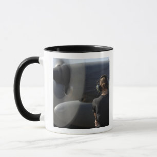 Ein Soldat überwacht die Leistung Tasse