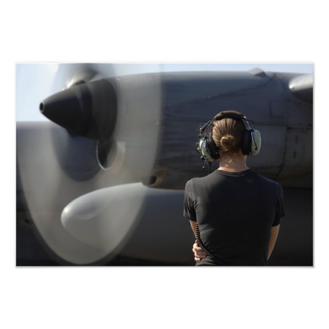 Ein Soldat überwacht die Performance Fotodruck (Vorne)