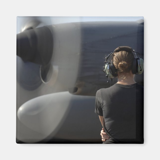 Ein Soldat überwacht die Performance Magnet (Vorne)