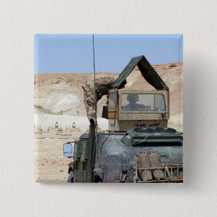 Ein Soldat weist einen irakischen Soldaten an Button