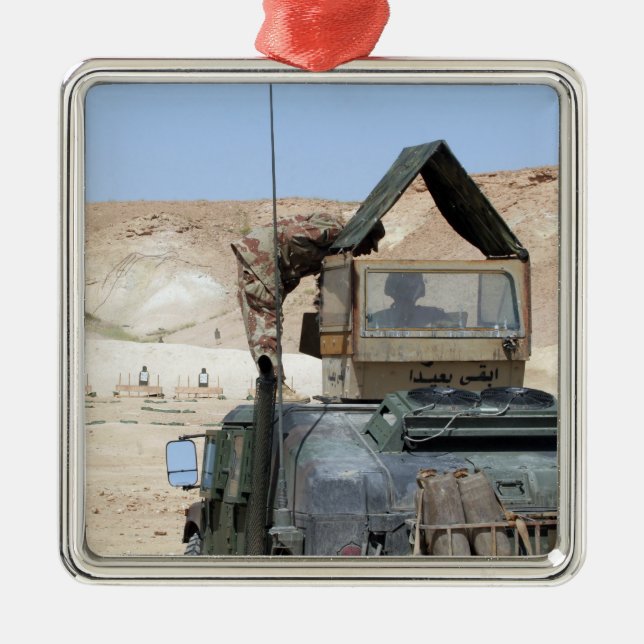 Ein Soldat weist einen irakischen Soldaten an Ornament Aus Metall (Vorne)